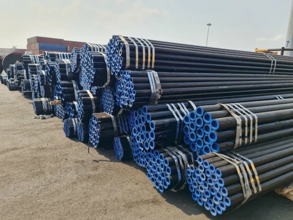 Ống thép được tập kết theo bó để giao công trình