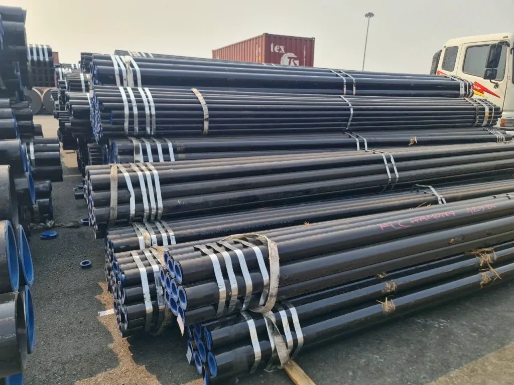 Hàng ống thép trong khu vực tập kết