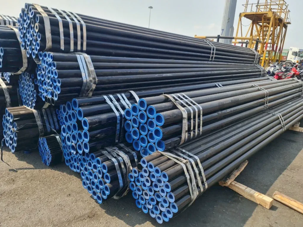 Bó ống thép chuẩn bị bốc xếp