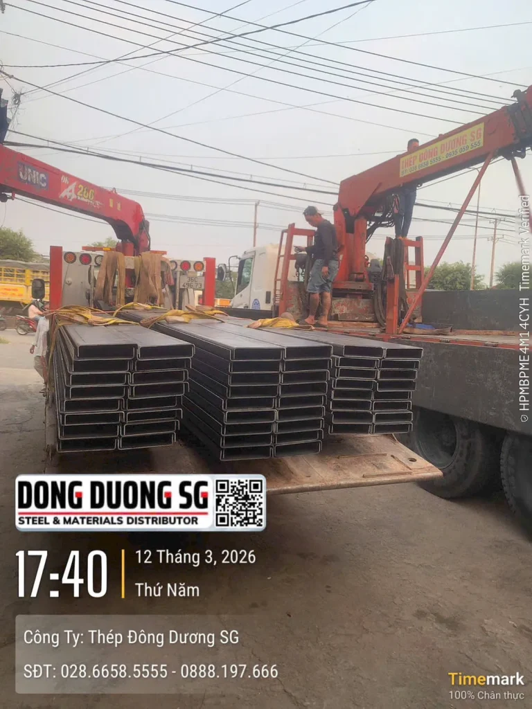 Xe cẩu bốc dỡ thép tại điểm giao hàng