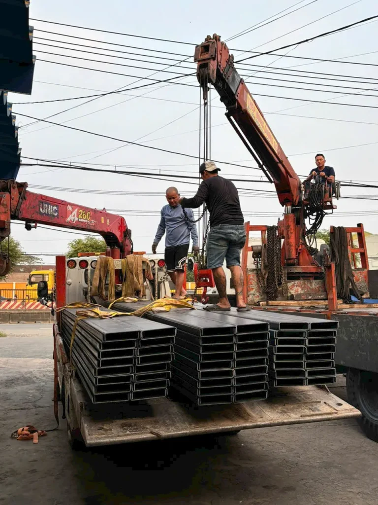 Phương tiện cẩu thép phục vụ giao hàng công trình