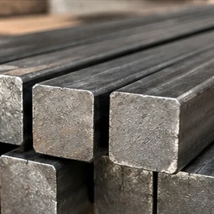 Thép vuông đặc 65 x 65 xếp thành bó trong kho thép
